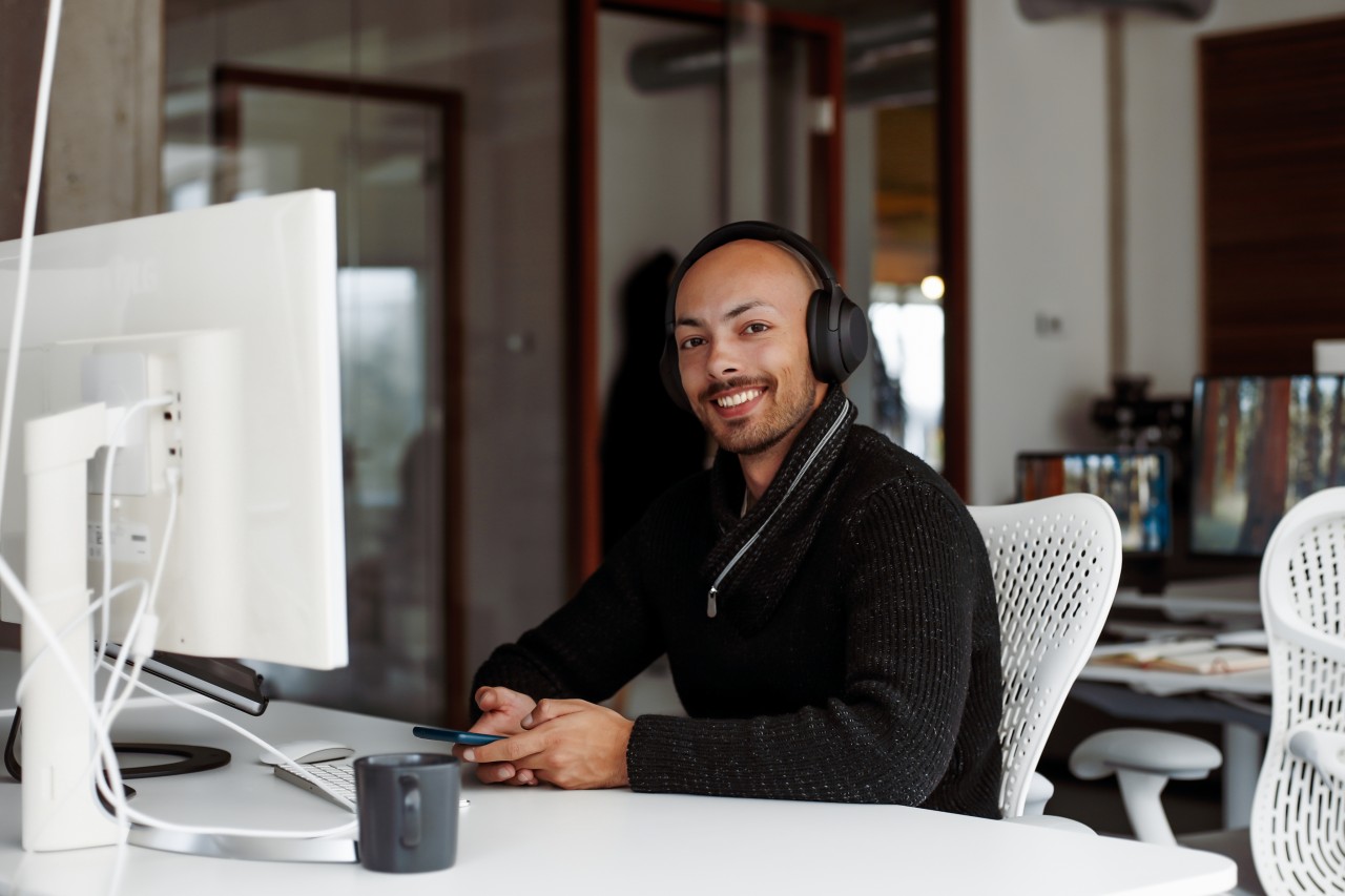 Man werkend achter een computer scherm