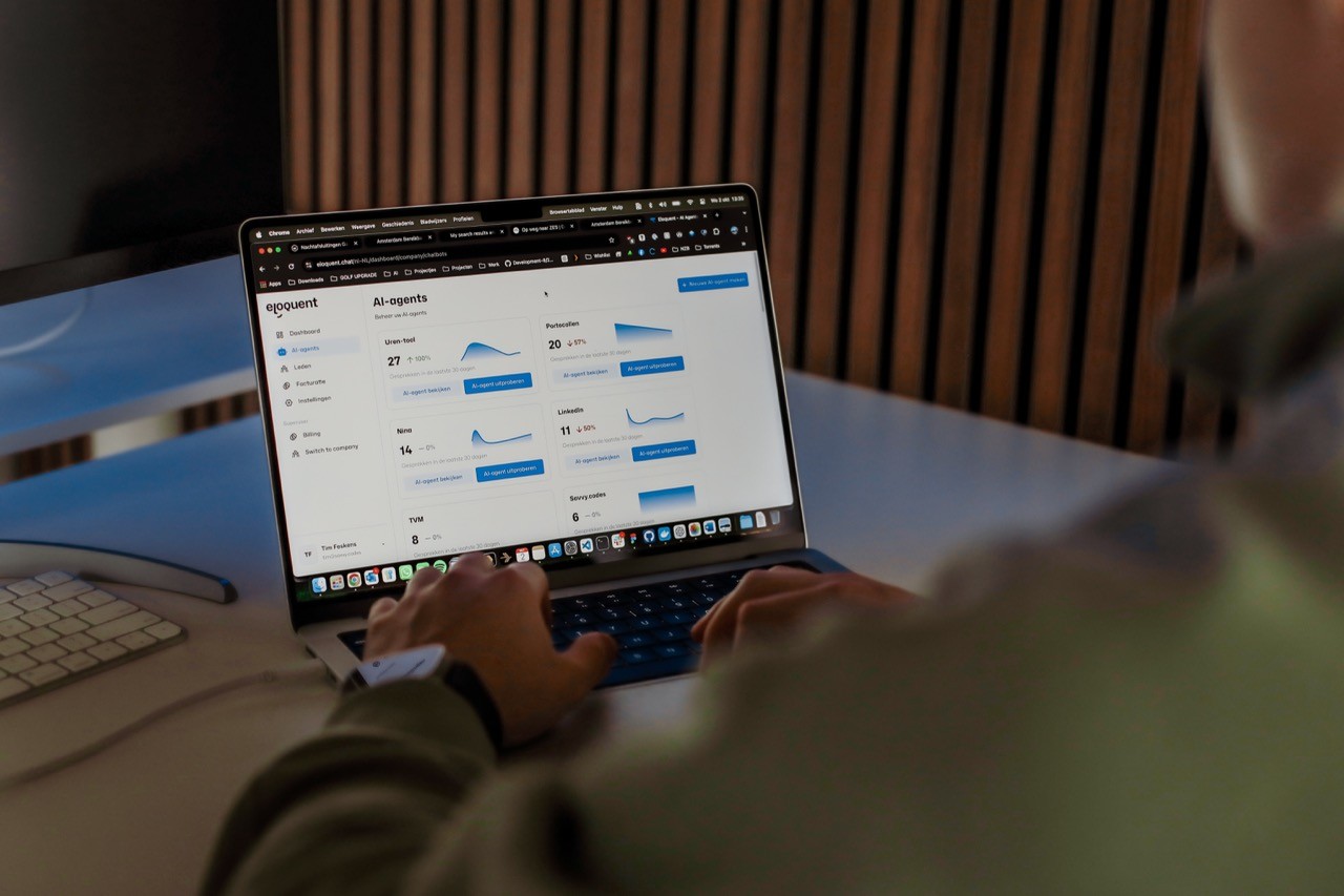 Een medewerker van Savvy.codes checkt de resultaten van de AI automatisering