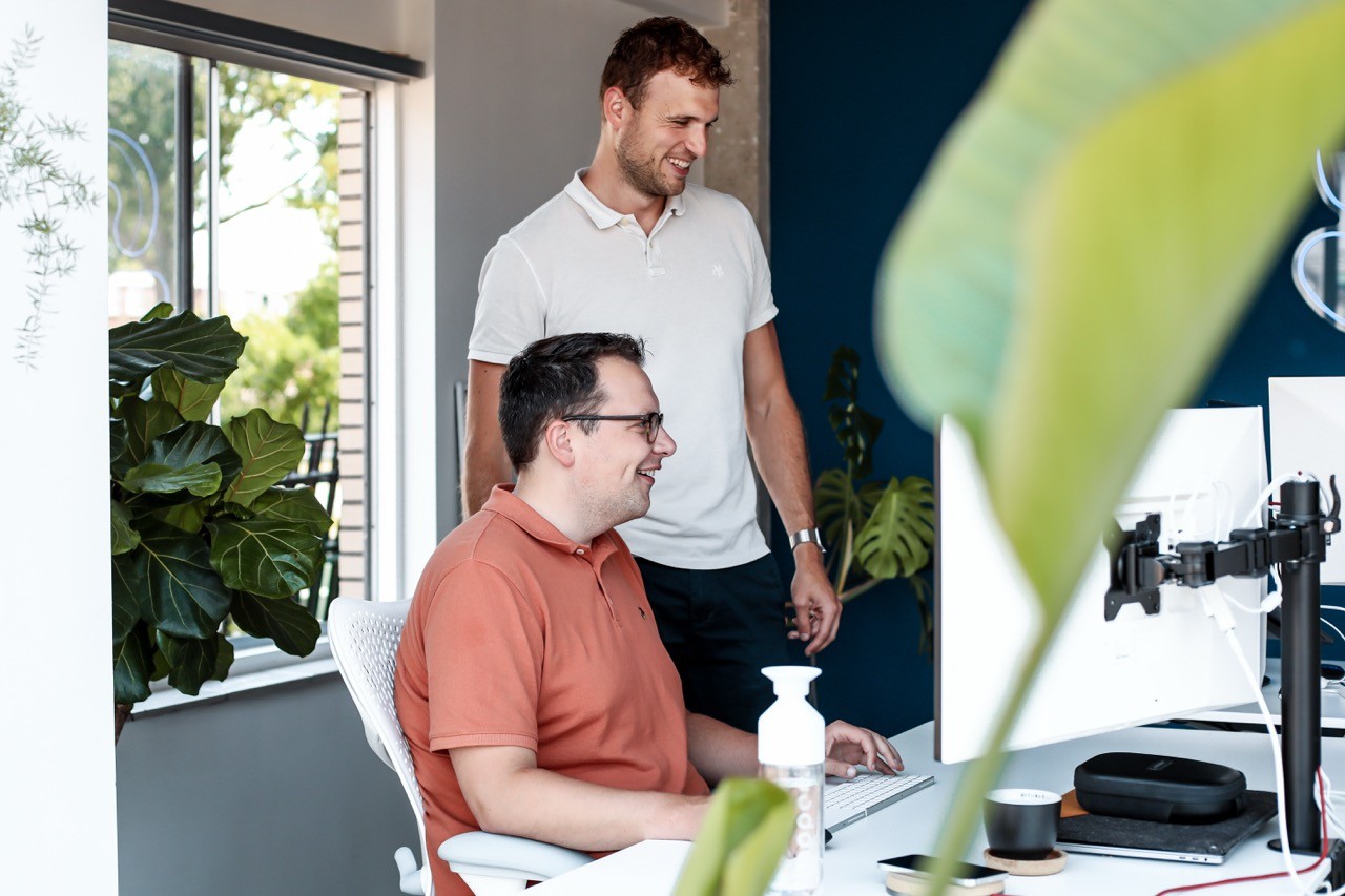 Medewerkers van Savvy.codes werken aan een webapp