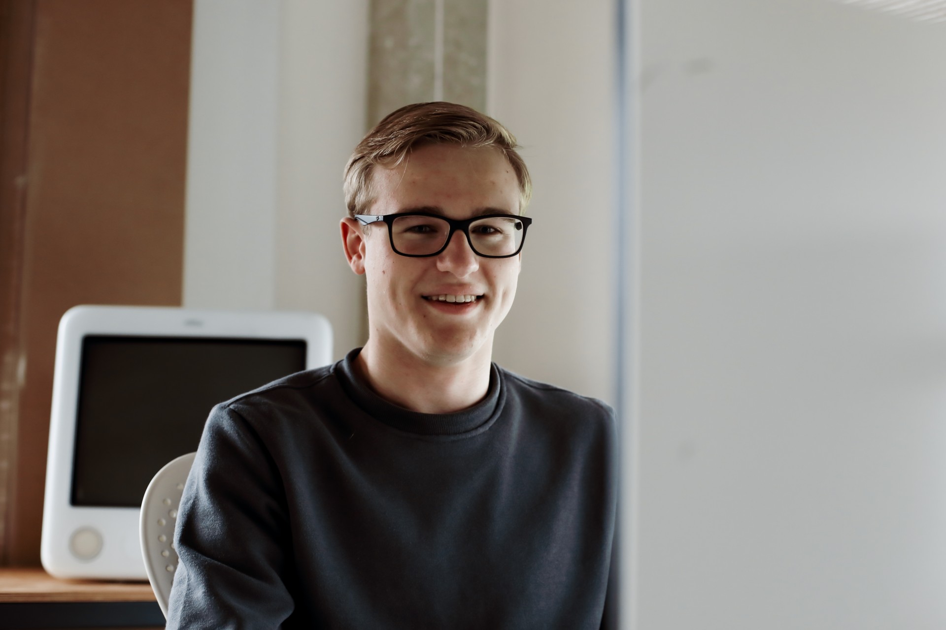Een developer die aan het lachen is