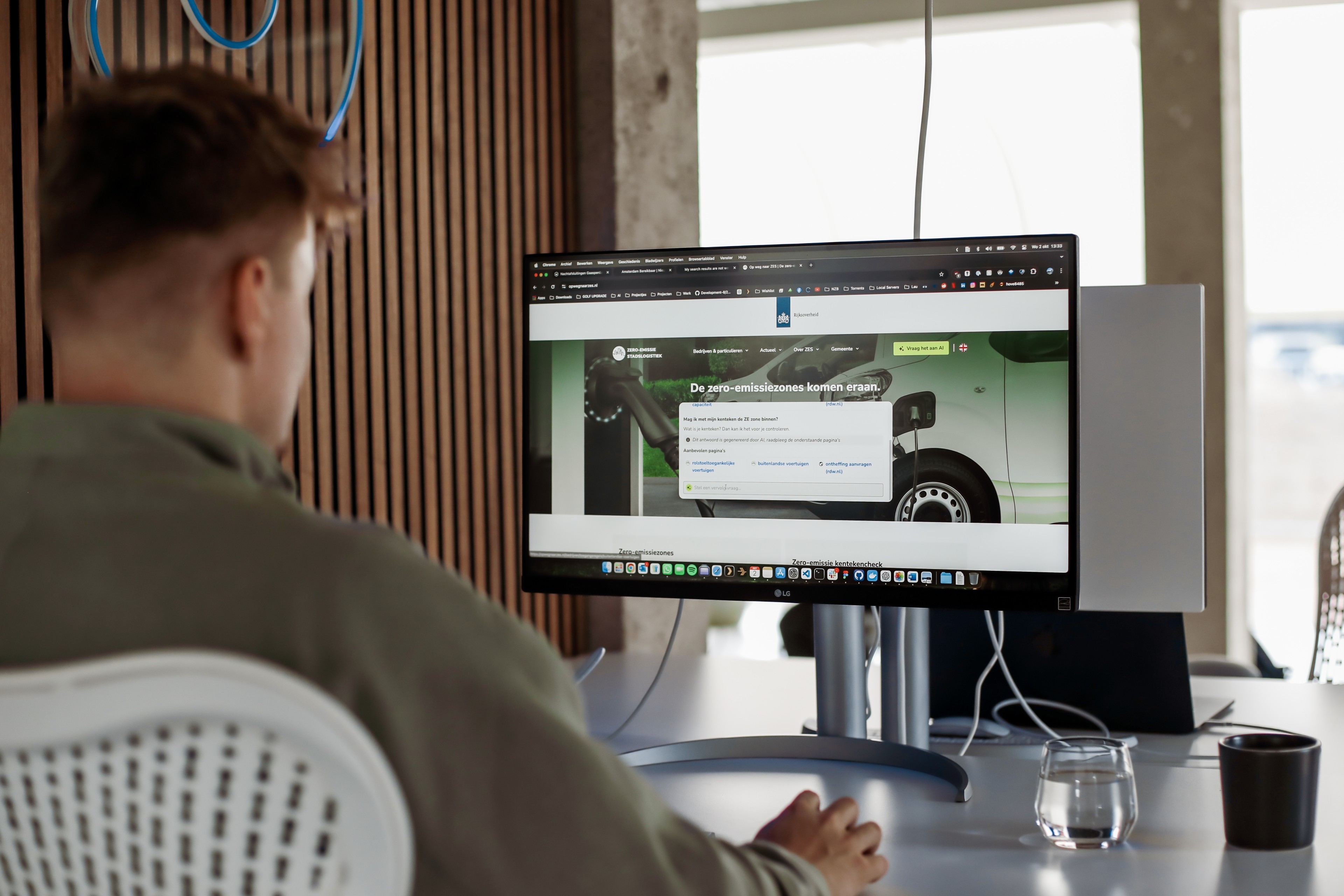 AI developer die een site aan het testen is.