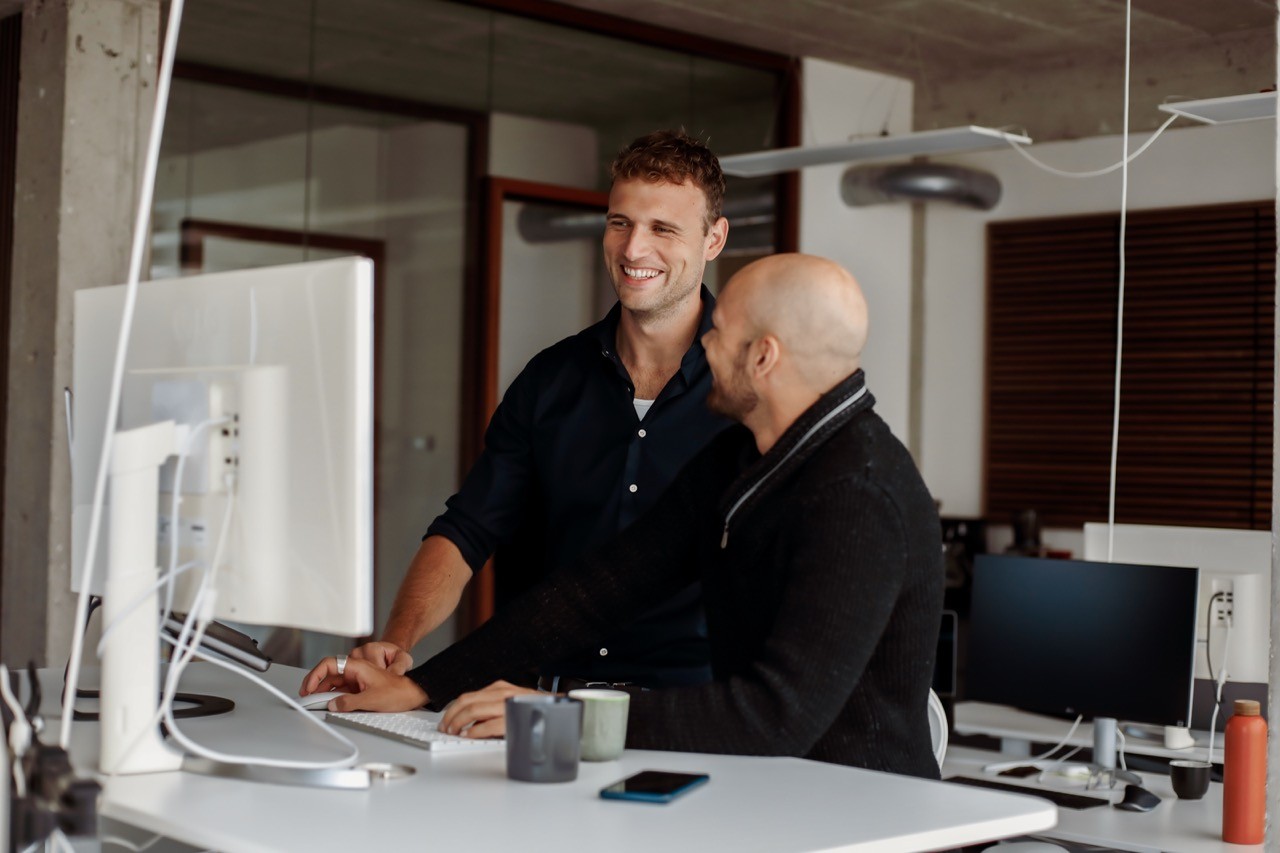 Medewerkers van Savvy.codes beoordelen samen software