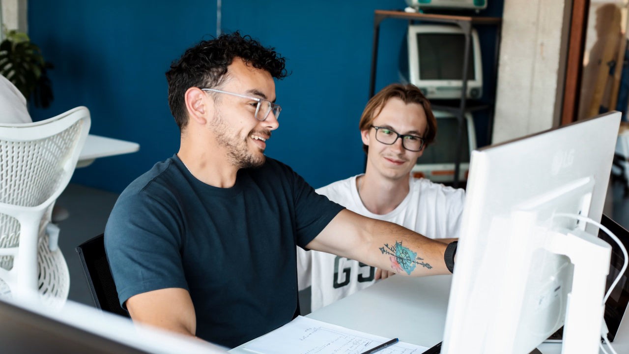 2 mensen achter een computer scherm