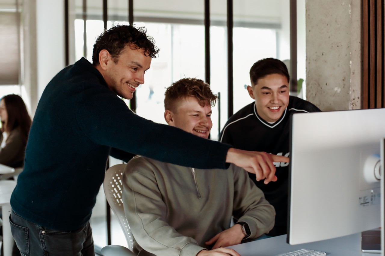 3 mensen achter een computer scherm