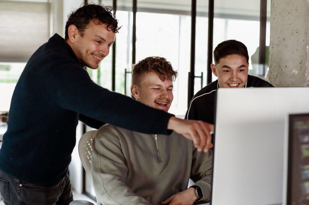 Collga's van Savvy.codes beoordelen samen een ontwerp