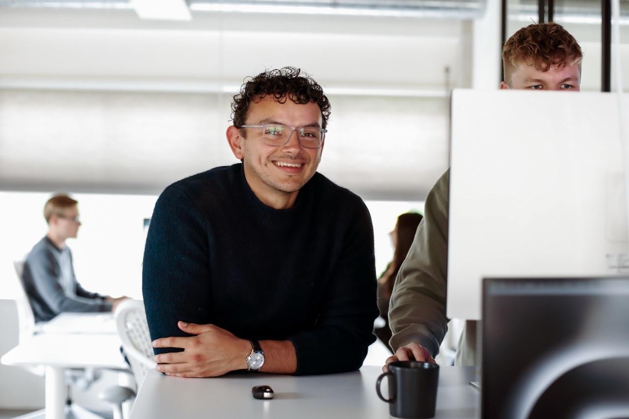 Medewerker van Savvy.codes lacht in de camera