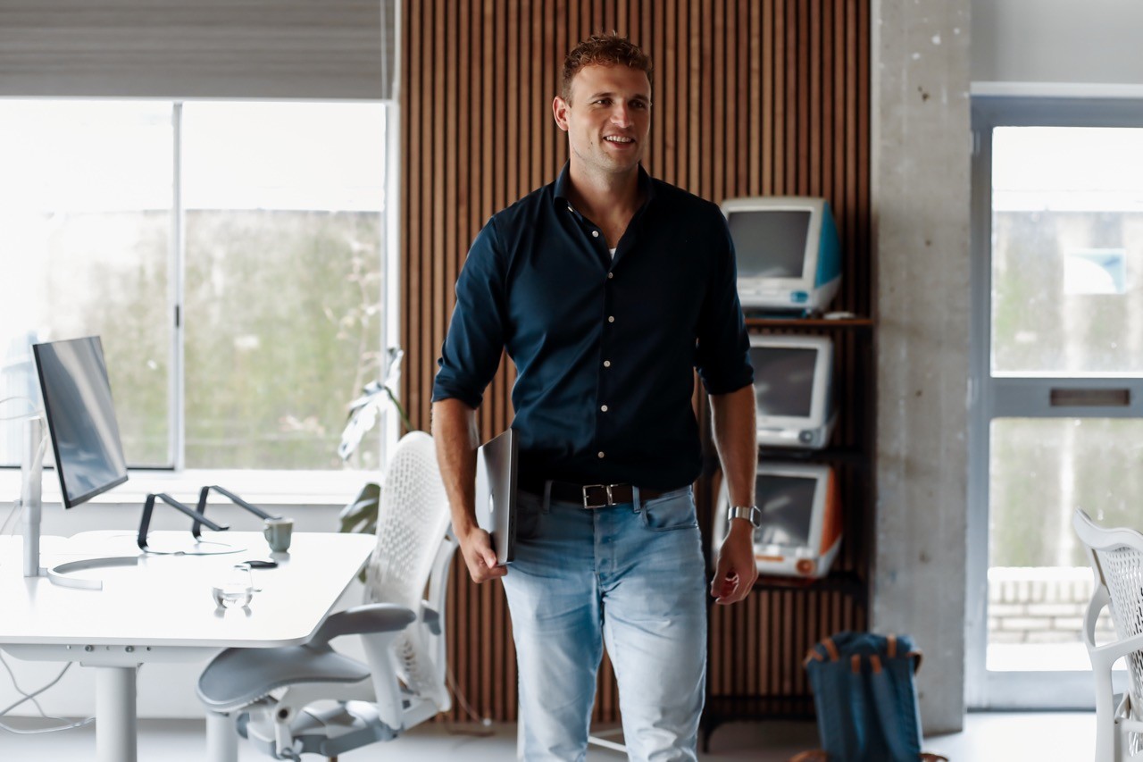 Medewerker loopt in het kantoor van Savvy.codes