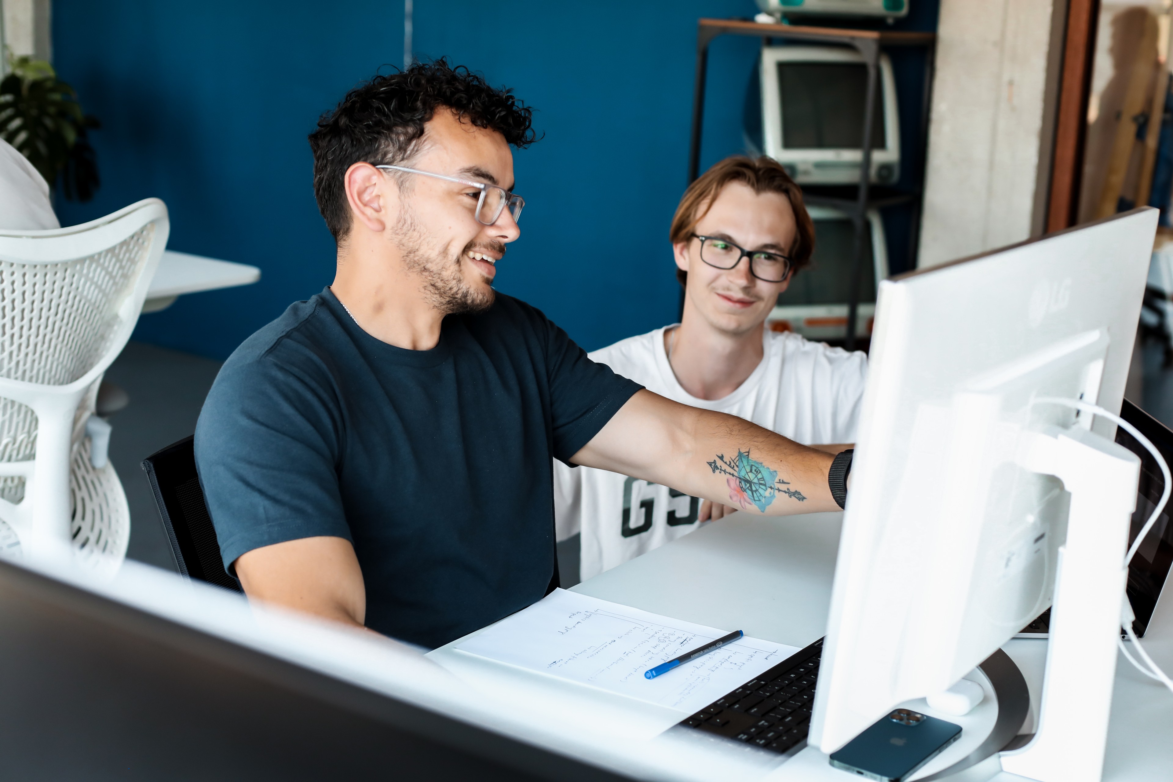 Een designer legt iets uit aan een developer