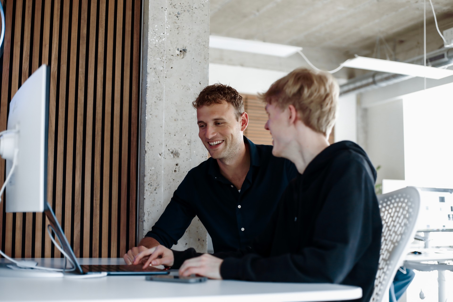 Developers die plezier hebben tijdens werk