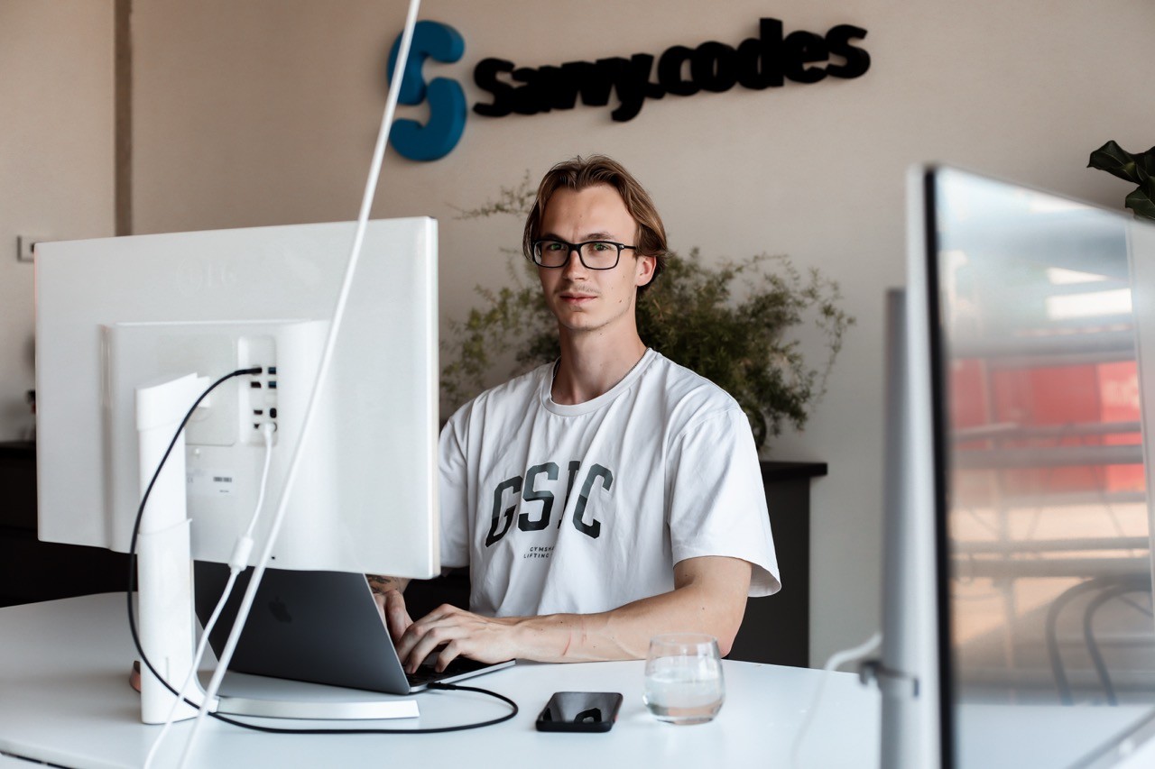 Medewerker van Savvy.codes werkt aan een ERP-koppeling