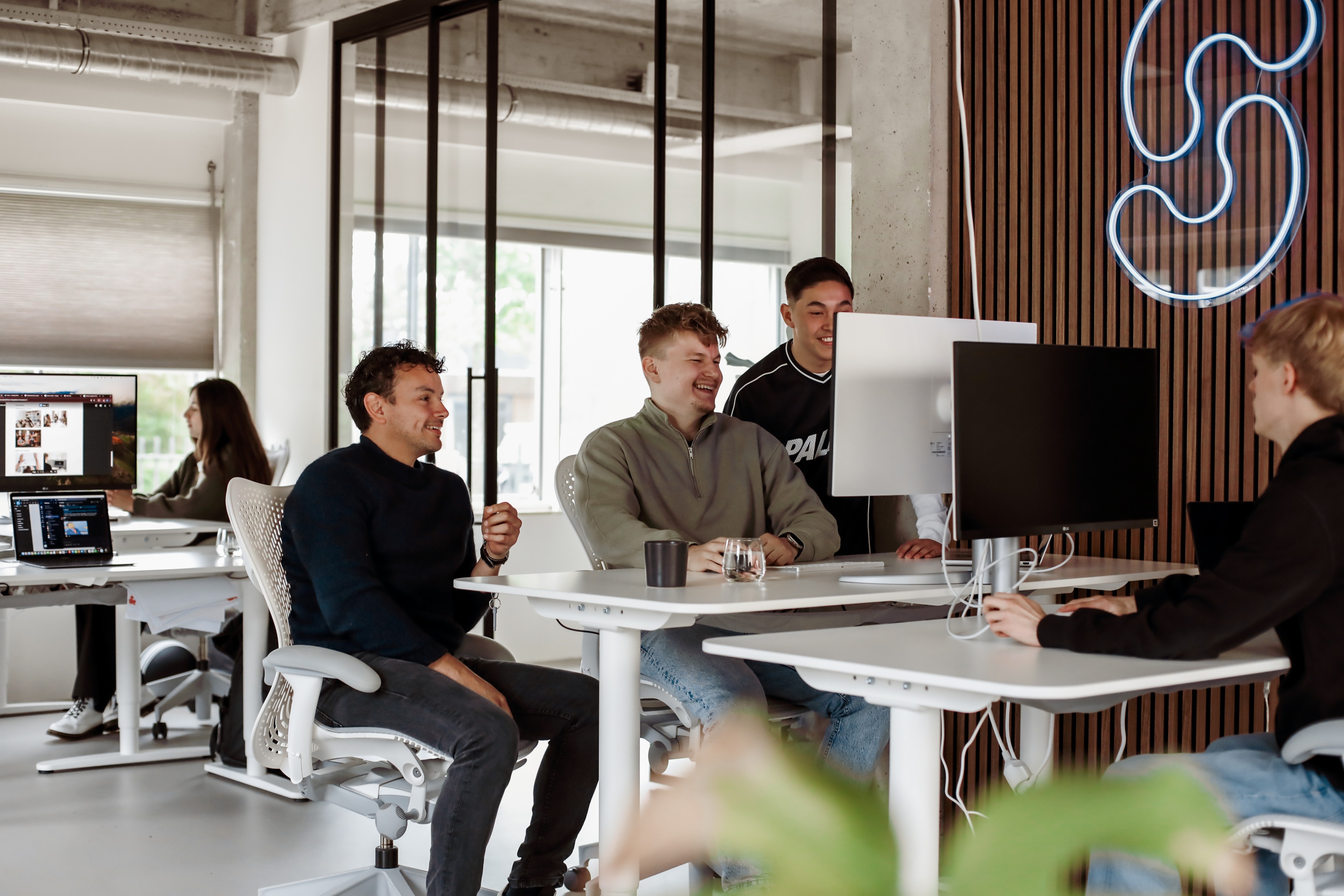 Sfeerbeeld van medewerkers die aan het werk zijn bij een software agency