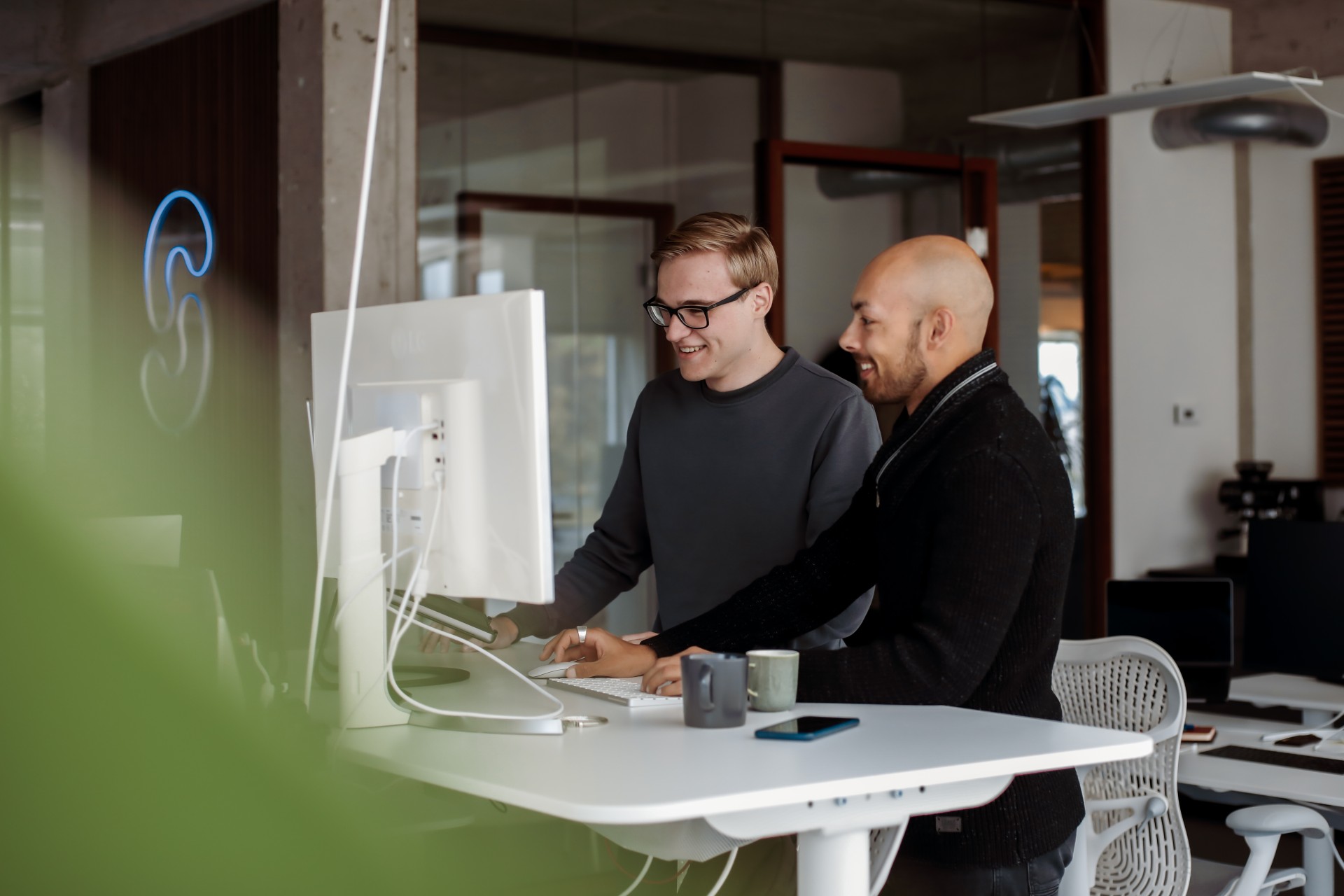 Onze developers diesamen werken aan een project