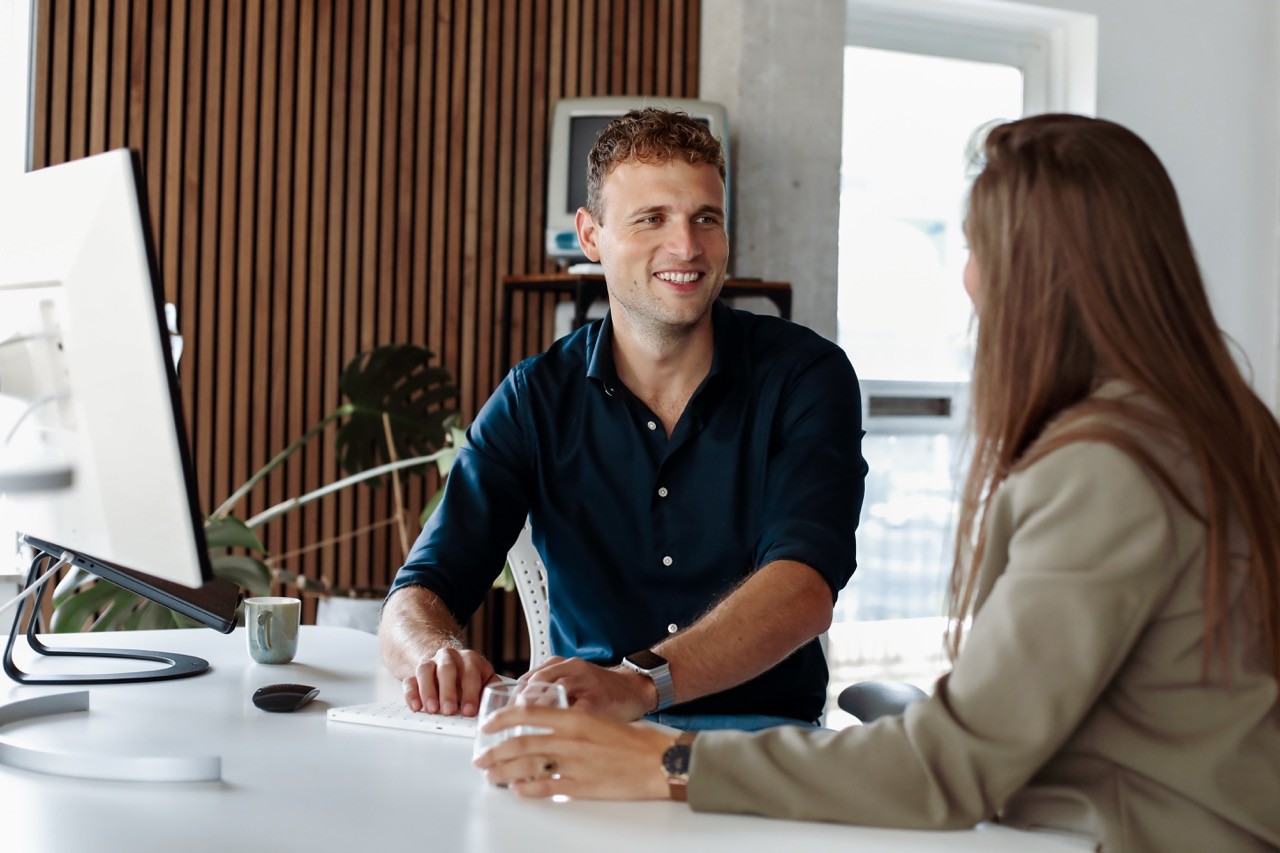 Een medewerker van Savvy.codes neemt de eisen van de website door met een stakeholder van een publieke organisatie