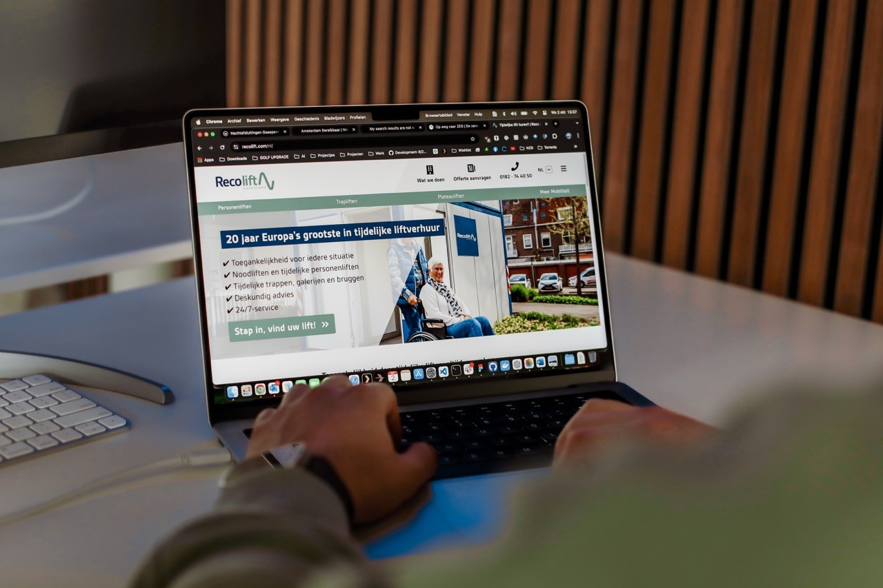 Een medewerker van Savvy.codes werkt aan de website van RECO lift